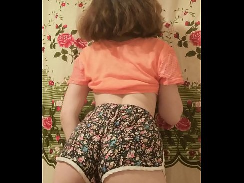 ❤️ Una ghjovana sexy si spoglia i pantaloncini davanti à a camera ❤❌ Super sex à noi ❌️❤