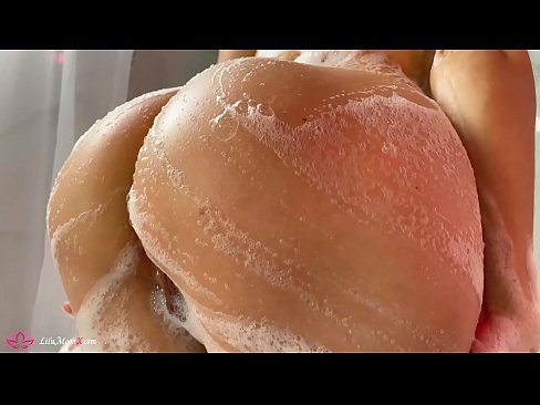 ❤️ Brunette si masturba a figa cù un vibratore per un orgasmu intensu in a doccia ❤❌ Super sex à noi ❌️❤