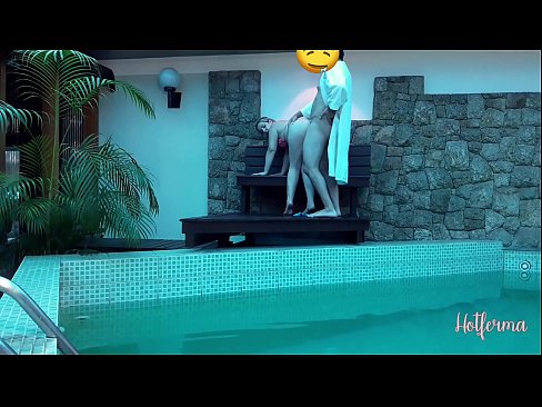 ❤️ Boss invita a cameriera à a piscina, ma ùn pudia resiste à un caldu ❤❌ Super sex à noi ❌️❤