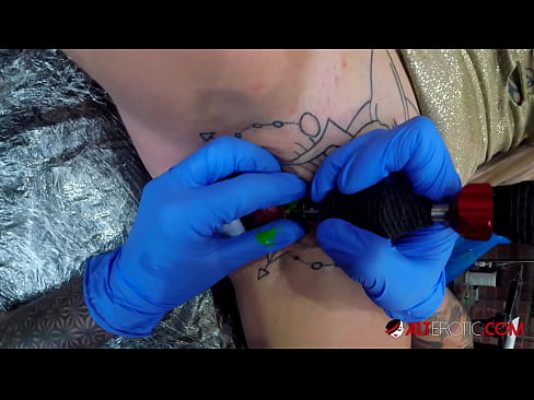 ❤️ Sully Savage, hottie estremamente tatuata, hà fattu un tatuatu nantu à u clitoris ❤❌ Super sex à noi ❌️❤